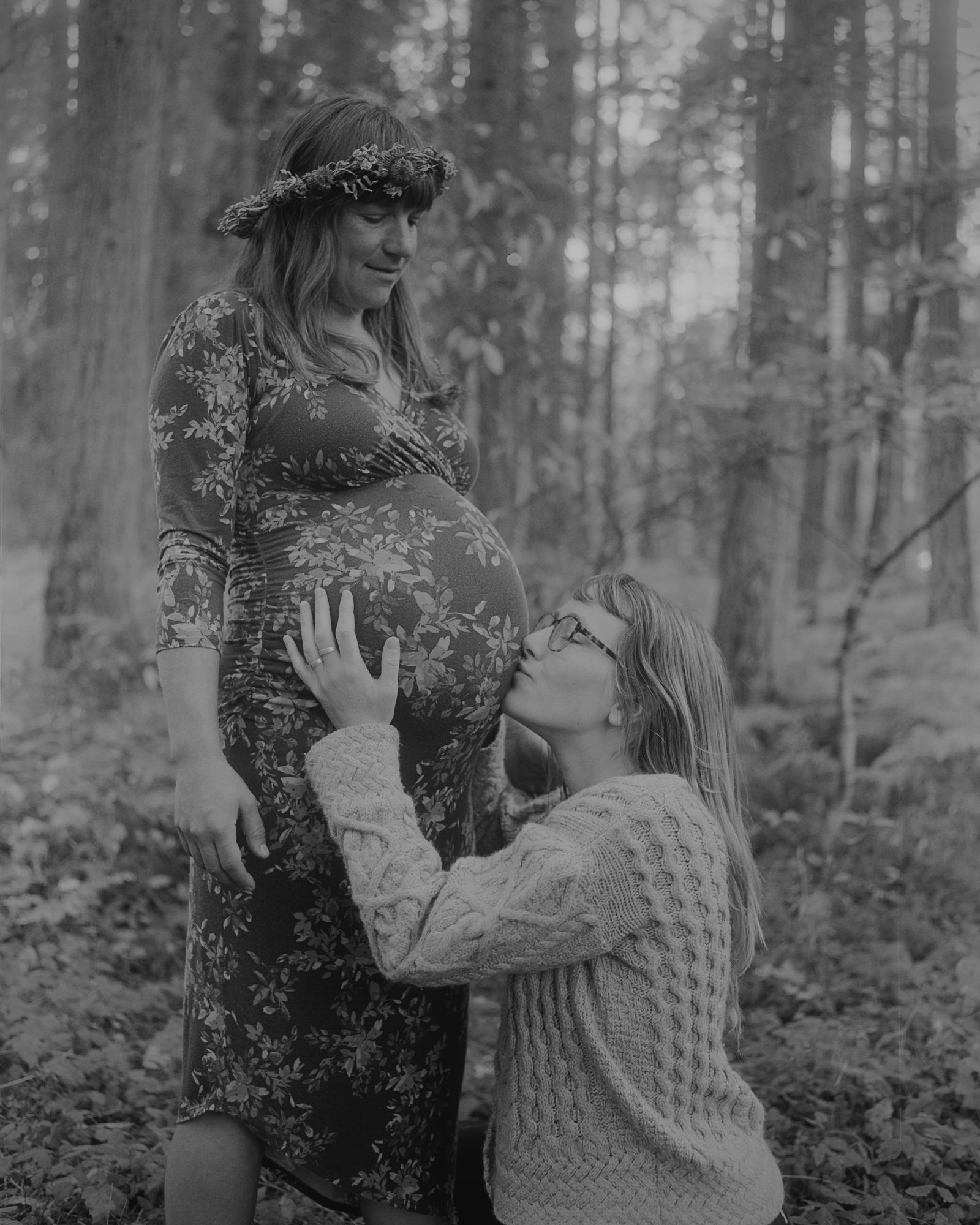 Kiss on pregnant belly